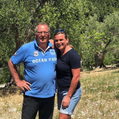 Zwei Menschen im Olivenhain bei Casa Vecchia in Weyhe, italienische Delikatessen