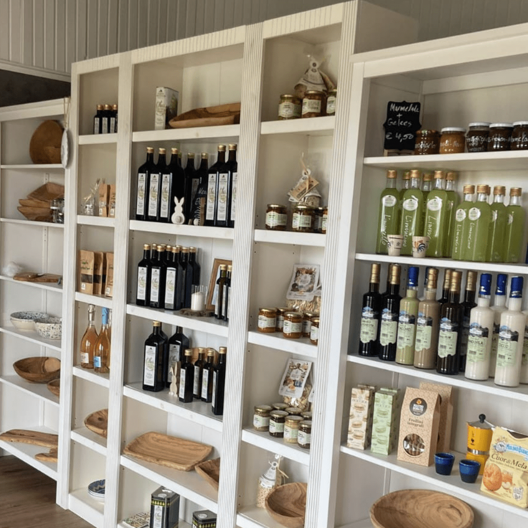 Italienische Delikatessen und Olivenöle im Regal im Casa Vecchia in Stuhr