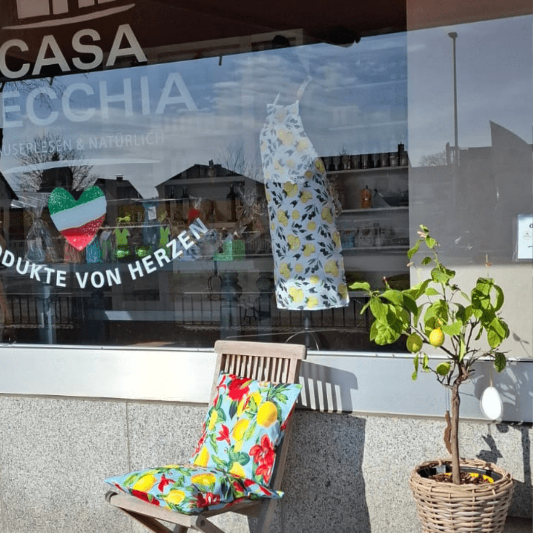 Casa Vecchia Schaufenster mit Zitronenbaum, Kissen und Schürze in Stuhr bei Bremen