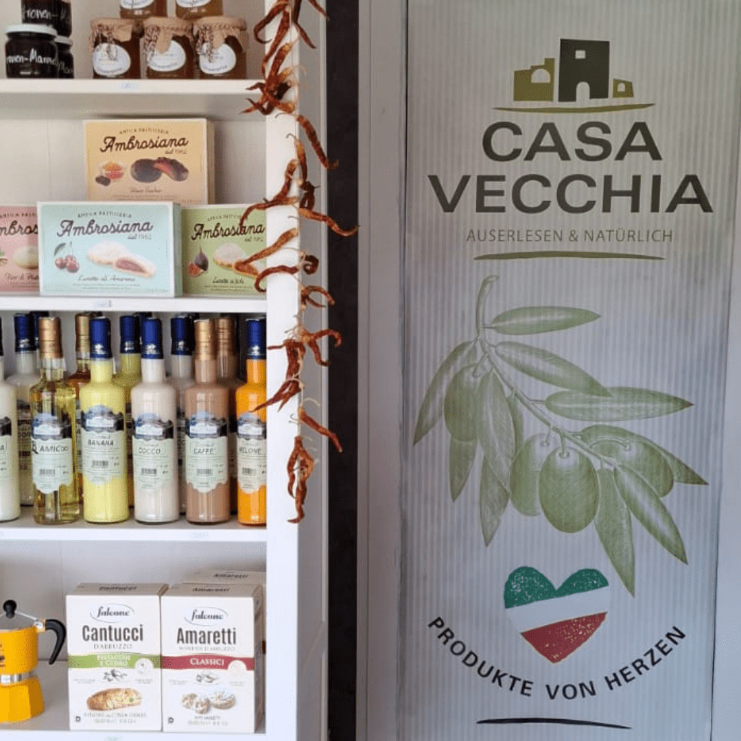 Regal mit italienischen Delikatessen, Likören und Süßwaren bei Casa Vecchia in Stuhr