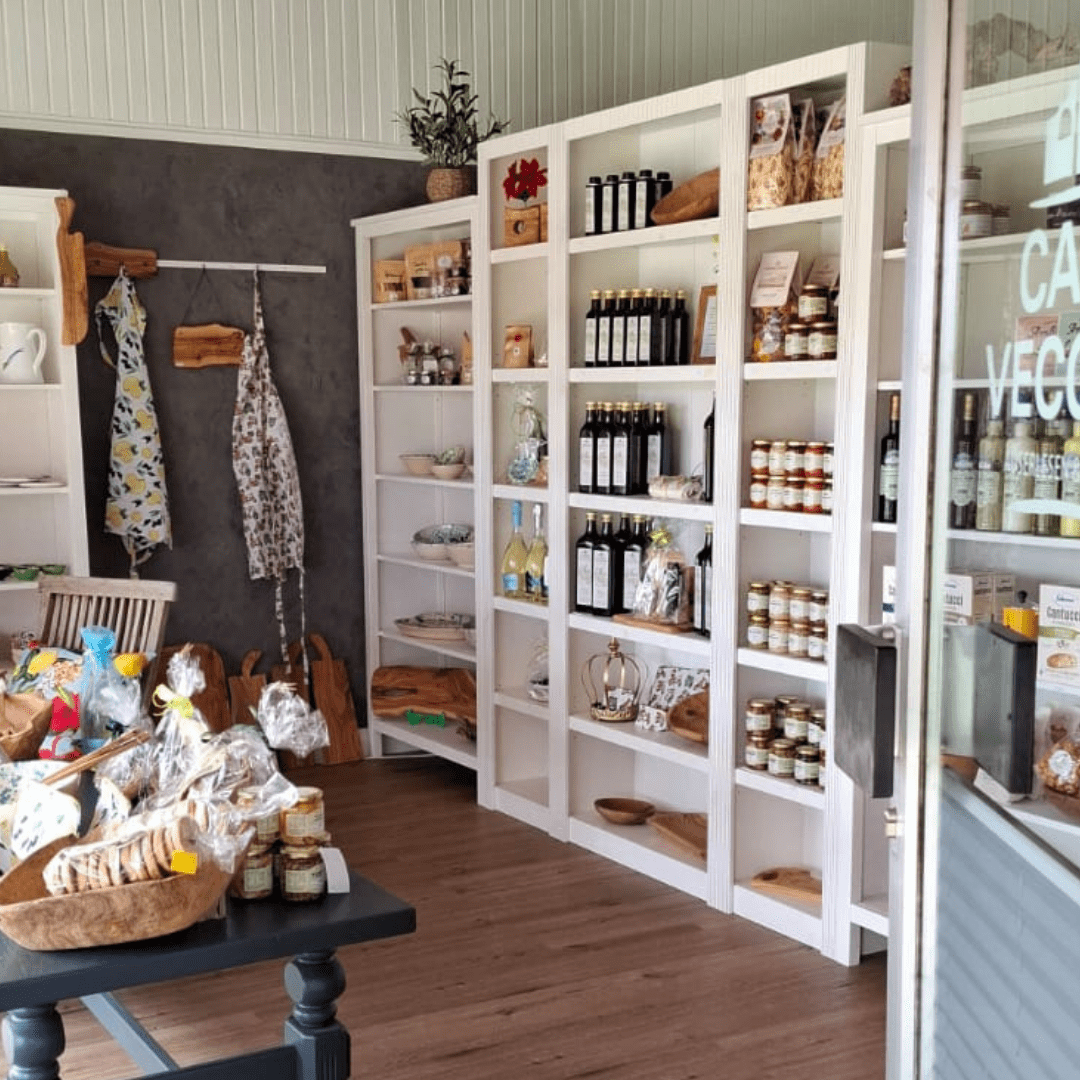 Regale mit italienischen Delikatessen und Olivenöl bei Casa Vecchia in Stuhr