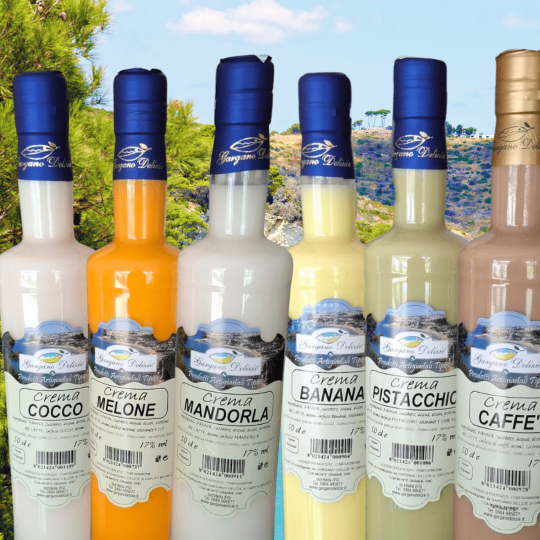 Italienische Crema-Liköre in Flaschen vor mediterraner Kulisse bei Casa Vecchia